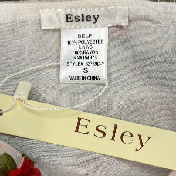 💕Beautiful & Fun Floral Summer Dress💕 - Picture 7 of 7